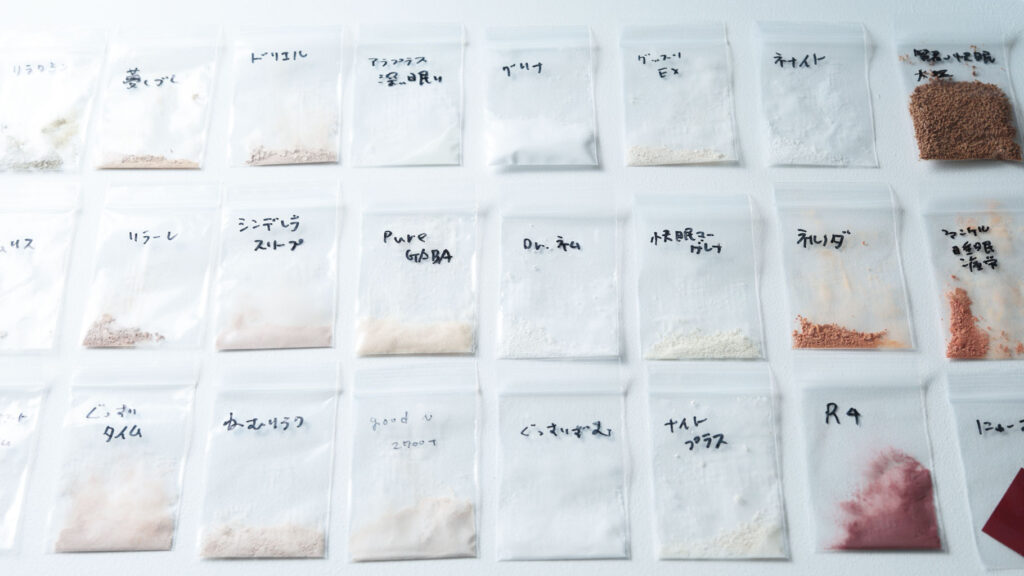 睡眠サプリを粉砕、カプセルの中身を確認、検証しています